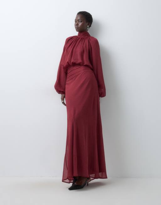 ASOS DESIGN Tall vestido largo de gasa drapeada con cuello alto y lazo al cuello en burdeos, 2 de 5
