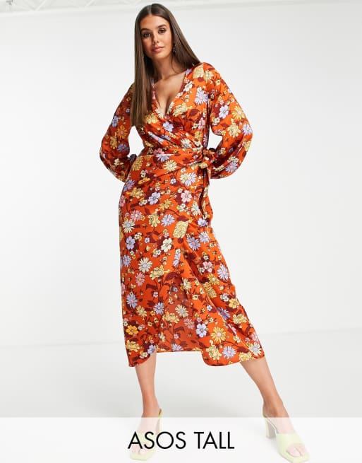 ASOS DESIGN Tall - Vestito lungo avvolgente in raso con stampa a fiori stile anni '70