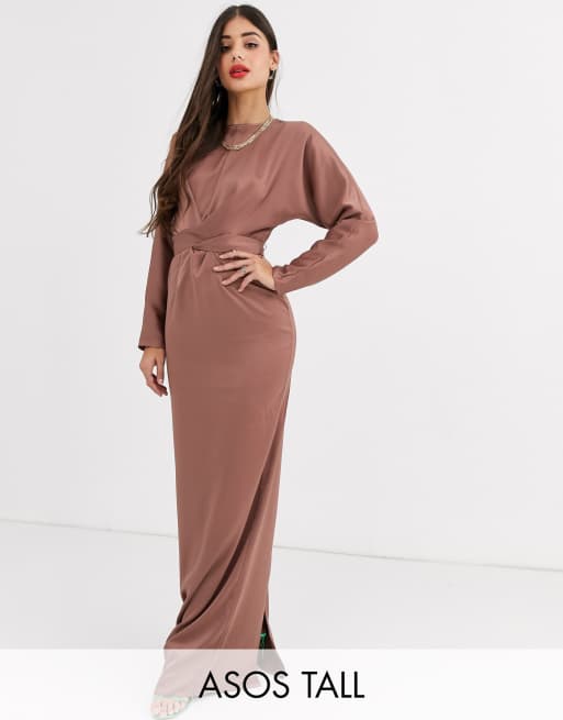 ASOS DESIGN Tall - Vestito lungo con maniche ad ali di pipistrello e vita avvolgente in raso color visone