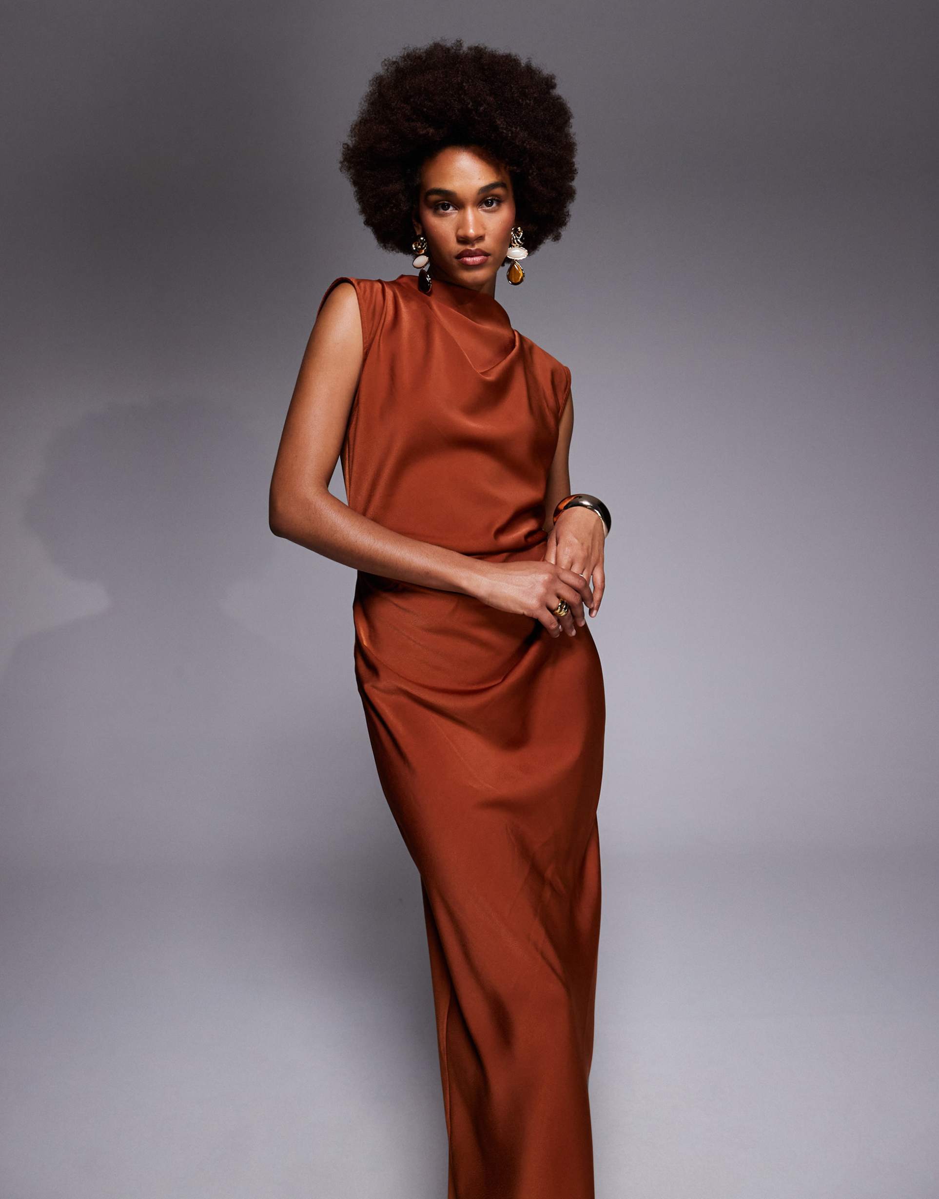 ASOS DESIGN Tall - Vestito midi in raso color ruggine accollato con corpino a pieghe