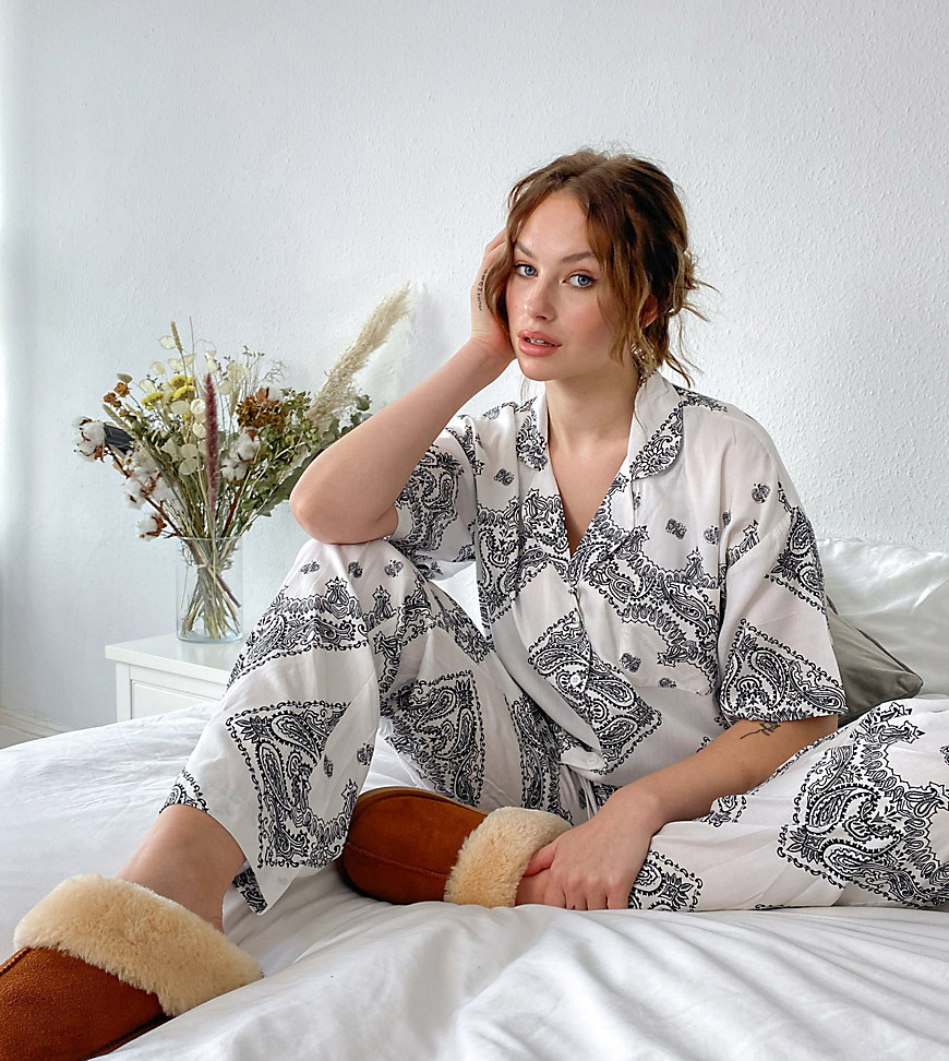 ASOS DESIGN - Tall - Vitt pyjamasset med kortärmad skjorta och byxor med scarftryck