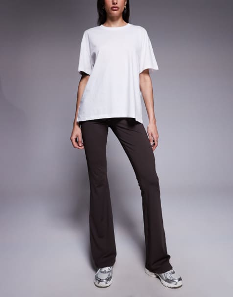 ASOS DESIGN Tall - Vormgevende flare-broek met gekruiste voorkant in chocoladebruin - view 1