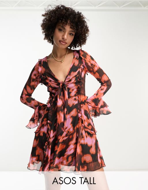 ASOS DESIGN Tall – Vorn gebundenes Minikleid mit Rüschen, tiefem Ausschnitt, Rüschenärmeln und Lavamuster in dunklem Orange
