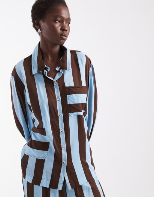 ASOS DESIGN Tall vævet modalt pyjamassæt med lange ærmer i blå stribe, 3 af 4