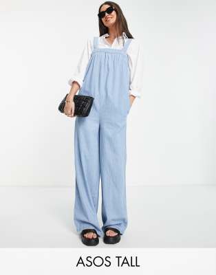 ASOS DESIGN Tall - Weicher, gesmokter Jeans-Jumpsuit in heller Waschung-Blau