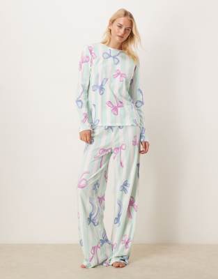 ASOS DESIGN Tall - Weihnachten - Pyjama aus langärmligem Oberteil und Hose in Blau gestreift mit Schleifenmuster-Rosa