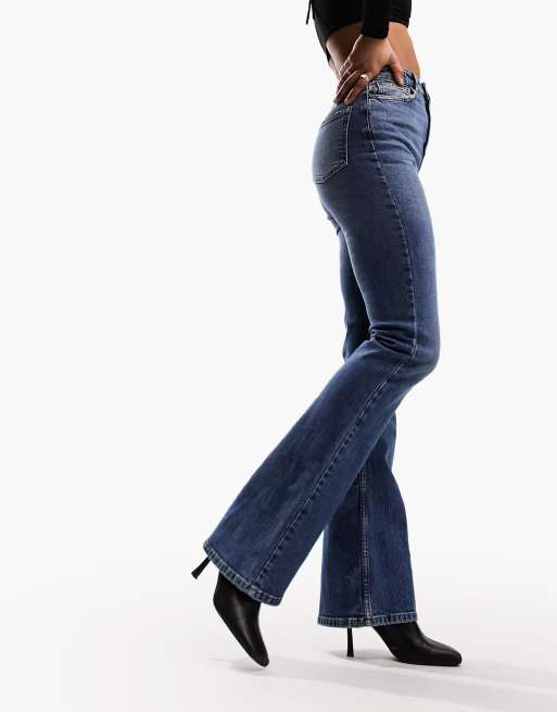 ASOS DESIGN Tall - Wijd uitlopende jeans met halfhoge taille in middenblauw, 4 van 5