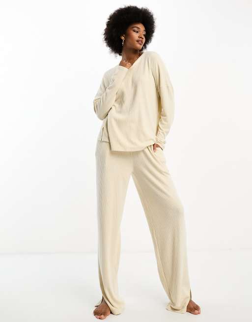 ASOS DESIGN Tall - Zachte geribbelde loungeset van sweater en broek in crème, 3 van 4
