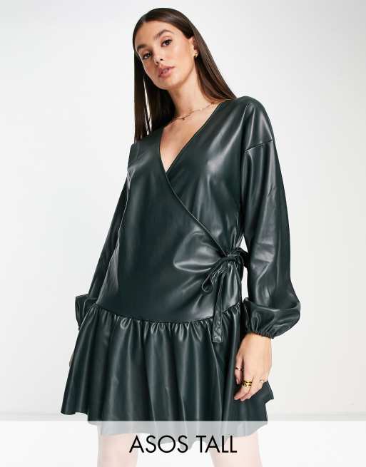 ASOS DESIGN Tall – Zielona sukienka mini z kopertowym przodem o skórzanym wyglądzie
