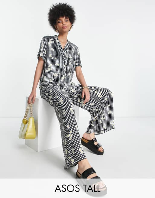 ASOS DESIGN Tall – Zweireihiger, gesmokter Jumpsuit aus Krepp mit geblümtem Vichy-Karomuster