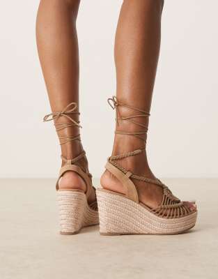 ASOS DESIGN - Tallulah - Sandalen in Taupe mit Keilabsatz, Häkel-Optik und Beinschnürung-Neutral