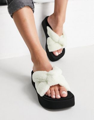 Chaussures Tally - Sandales matelassées à plateforme et nœud en imitation peau de mouton - Crème