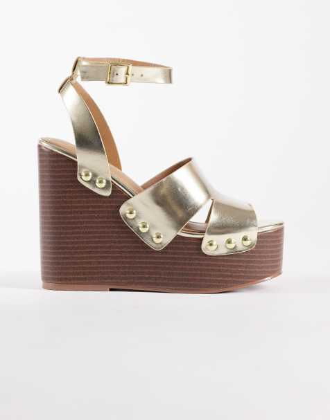 ASOS DESIGN – Tamara – Sandalen in Blassgold mit Keilabsatz, Zierausschnitt und Nietenbesatz - view 1