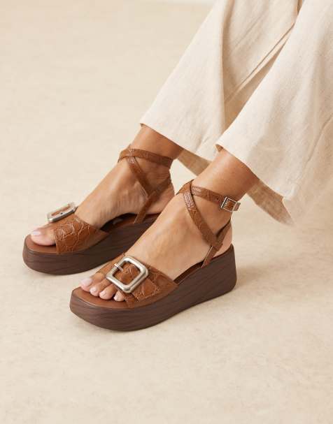 ASOS DESIGN - Tammy - Sleehakken met houteffect en gespdetail in bruin met krokodillenmotief - view 1