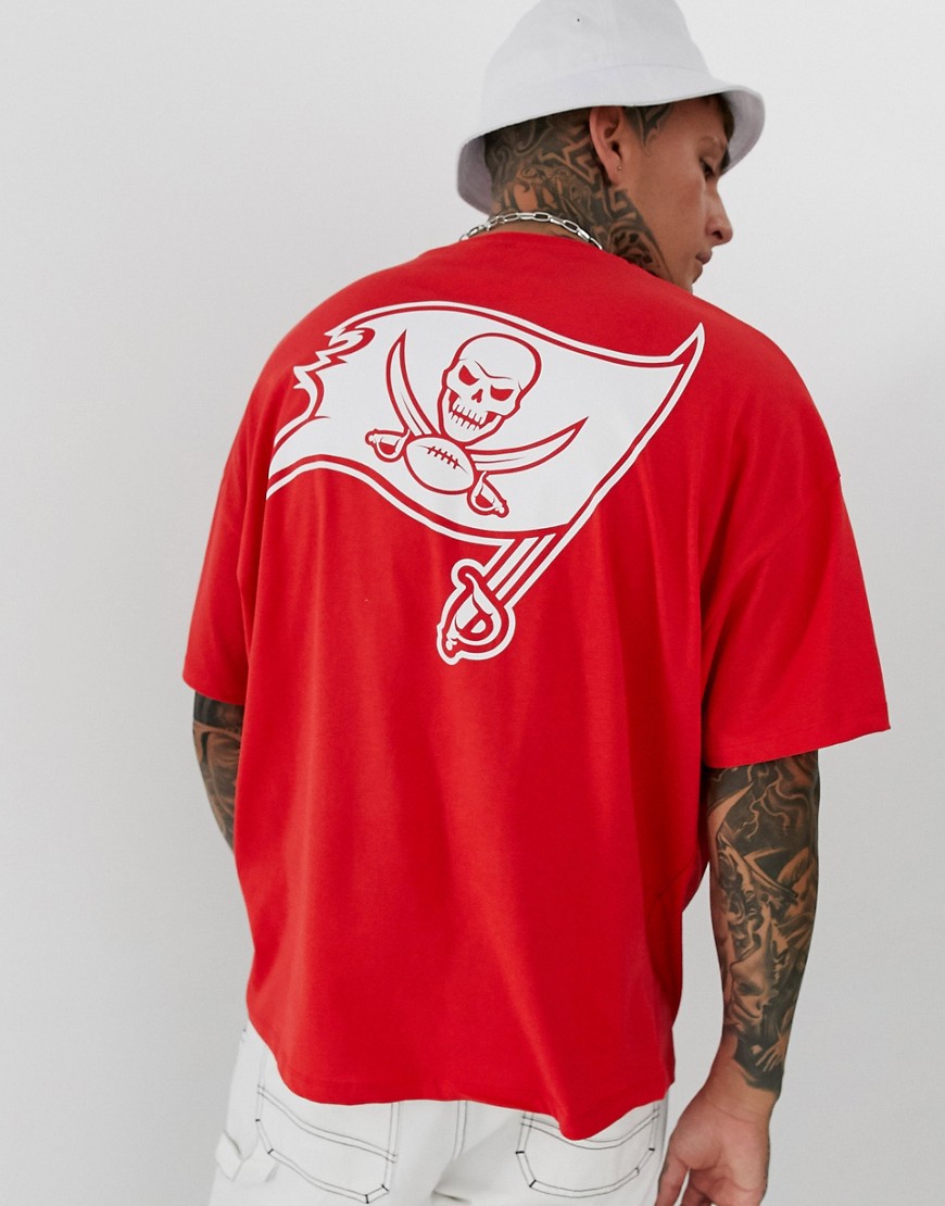 ASOS DESIGN - Tampa bay NFL buccaneers - T-shirt oversize con stampa sul davanti e sul retro-Rosso