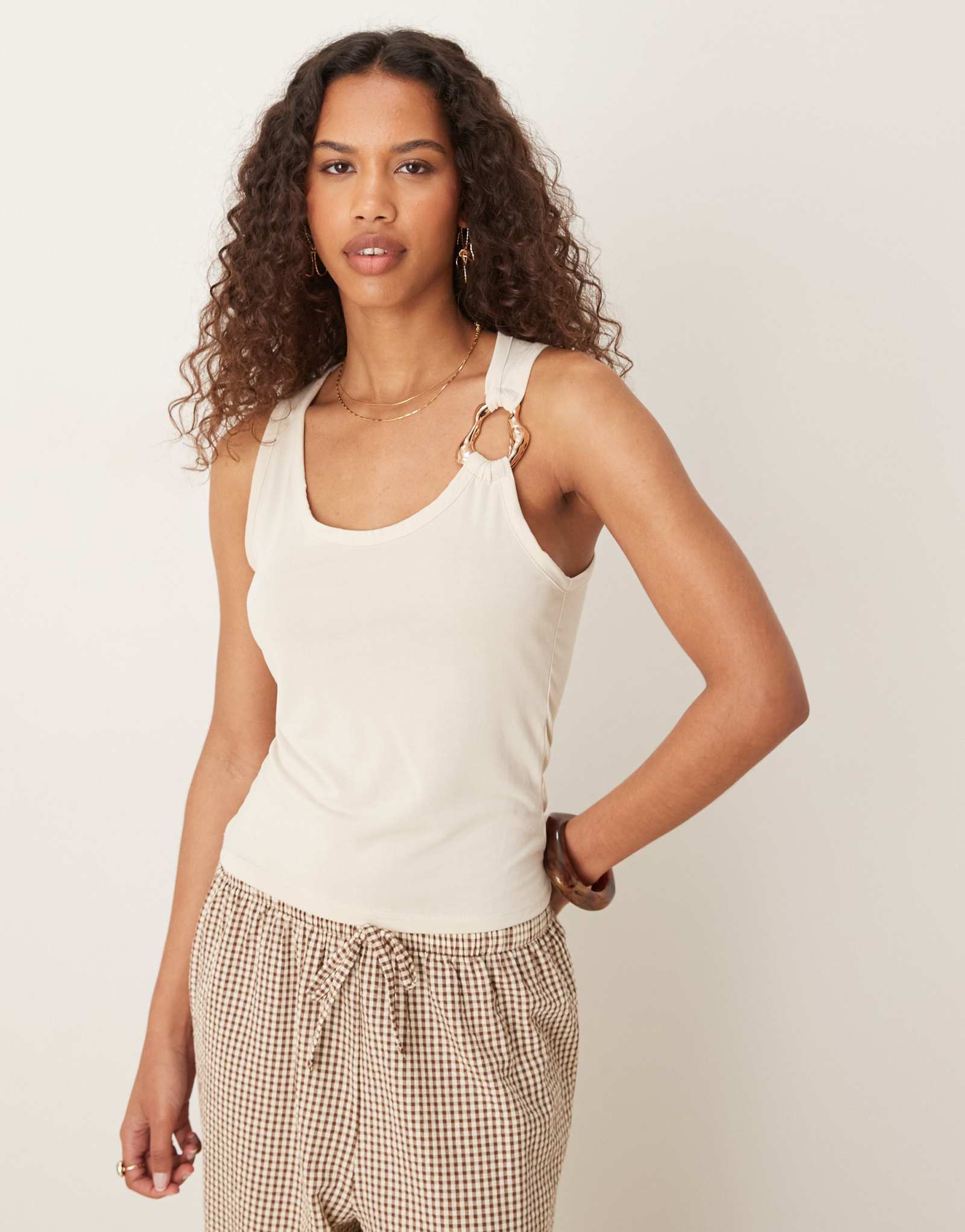 Майка ASOS DESIGN кремовая с фурнитурой