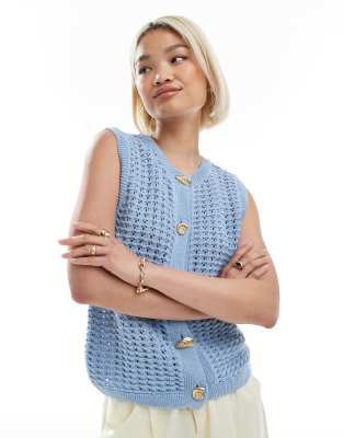 ASOS DESIGN - Tanktop aus Häkelstrick in Blau mit goldfarbenen Knöpfen