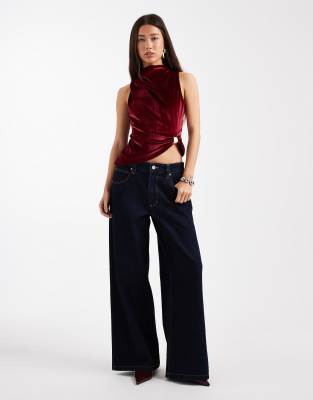 ASOS DESIGN - Tanktop aus Samt in Burgunderrot mit Stehkragen und Metalldetail