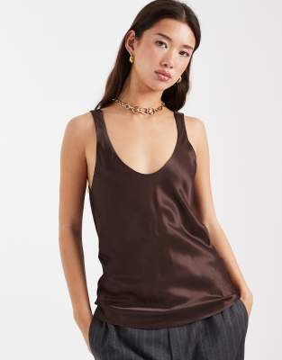 ASOS DESIGN - Tanktop aus Satin in Schokobraun mit U-Ausschnitt-Brown