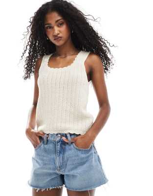 ASOS DESIGN - Tanktop aus Strick in Ecru mit Muschelsaum-Weiß