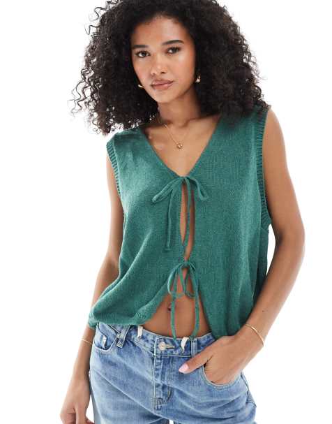 ASOS DESIGN – Tanktop aus Strick in Grün mit V-Ausschnitt und Bindedetails vorne - view 1
