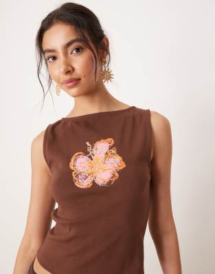 ASOS DESIGN - Tanktop in Braun mit U-Boot-Ausschnitt und paillettenbesetztem Hibiskus-Motiv