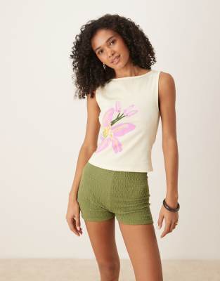 ASOS DESIGN - Tanktop in Buttermilchgelb mit U-Boot-Ausschnitt und rosa Blumenprint