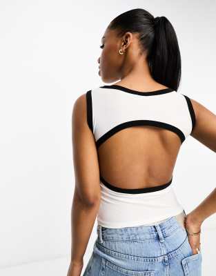 ASOS DESIGN - Tanktop in Elfenbein mit rundem Zierausschnitt am Rücken und farblich abgesetzter Paspelierung-Weiß