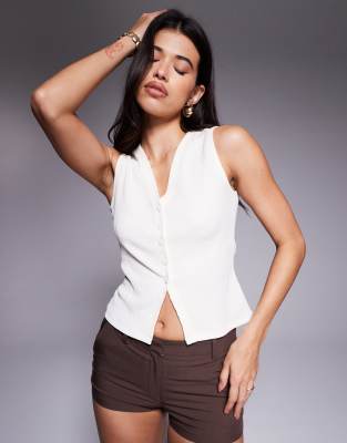 ASOS DESIGN – Tanktop in Elfenbein mit V-Ausschnitt und Knopfleiste - view 1