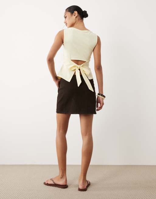 ASOS DESIGN – Tanktop in Gelb mit U-Boot-Ausschnitt und Bindedetail am Rücken, 2 von 4