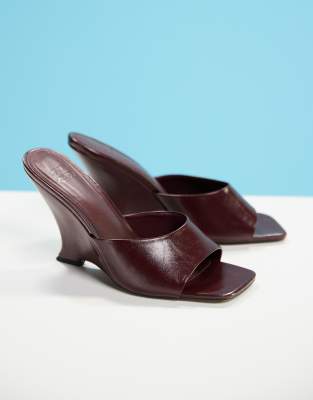 ASOS DESIGN - Tansi - Mules in Burgunderrot mit hohem Absatz und Keilabsatz