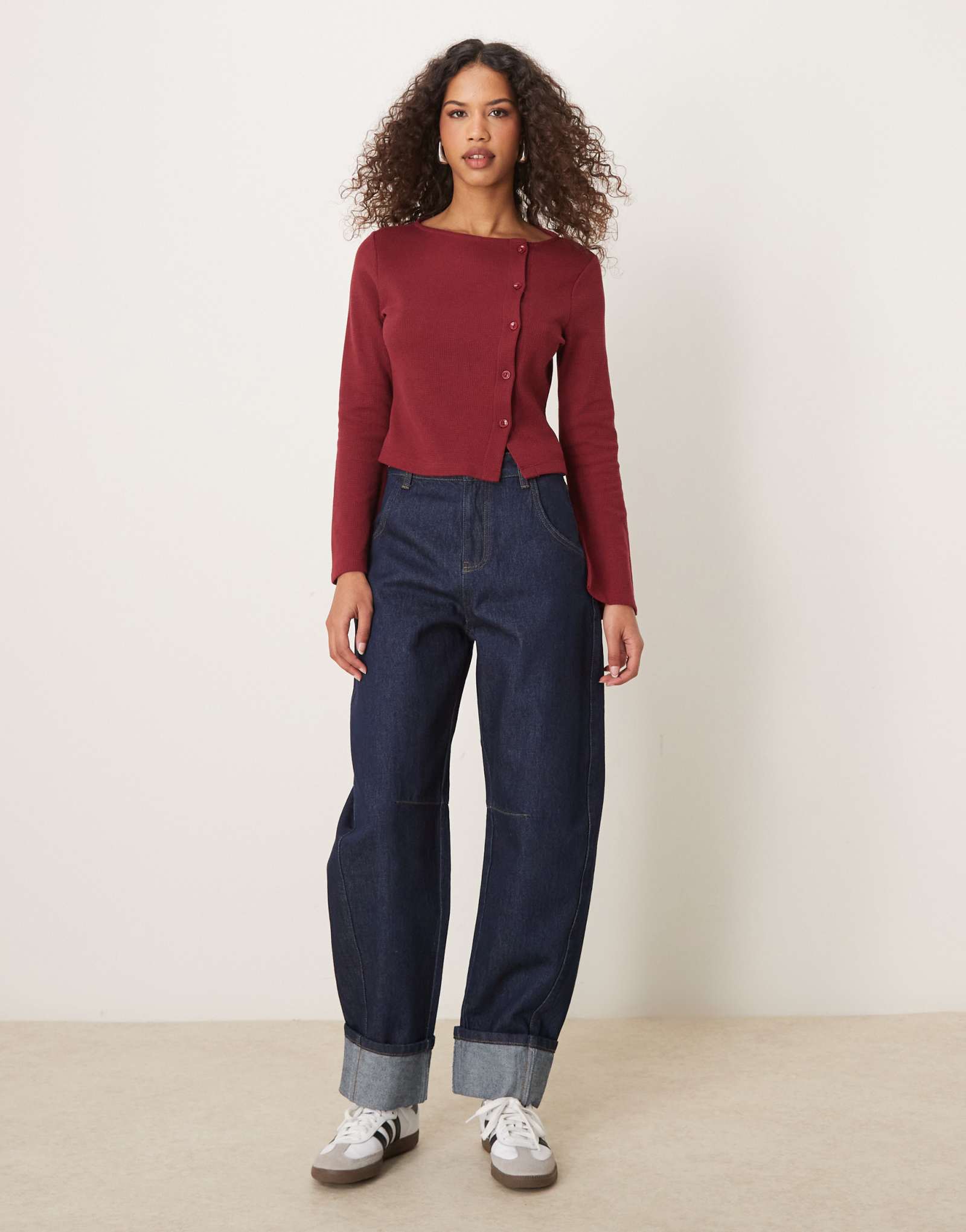 Джинсы ASOS DESIGN с зауженными к низу штанинами-бочонками и отложным воротником