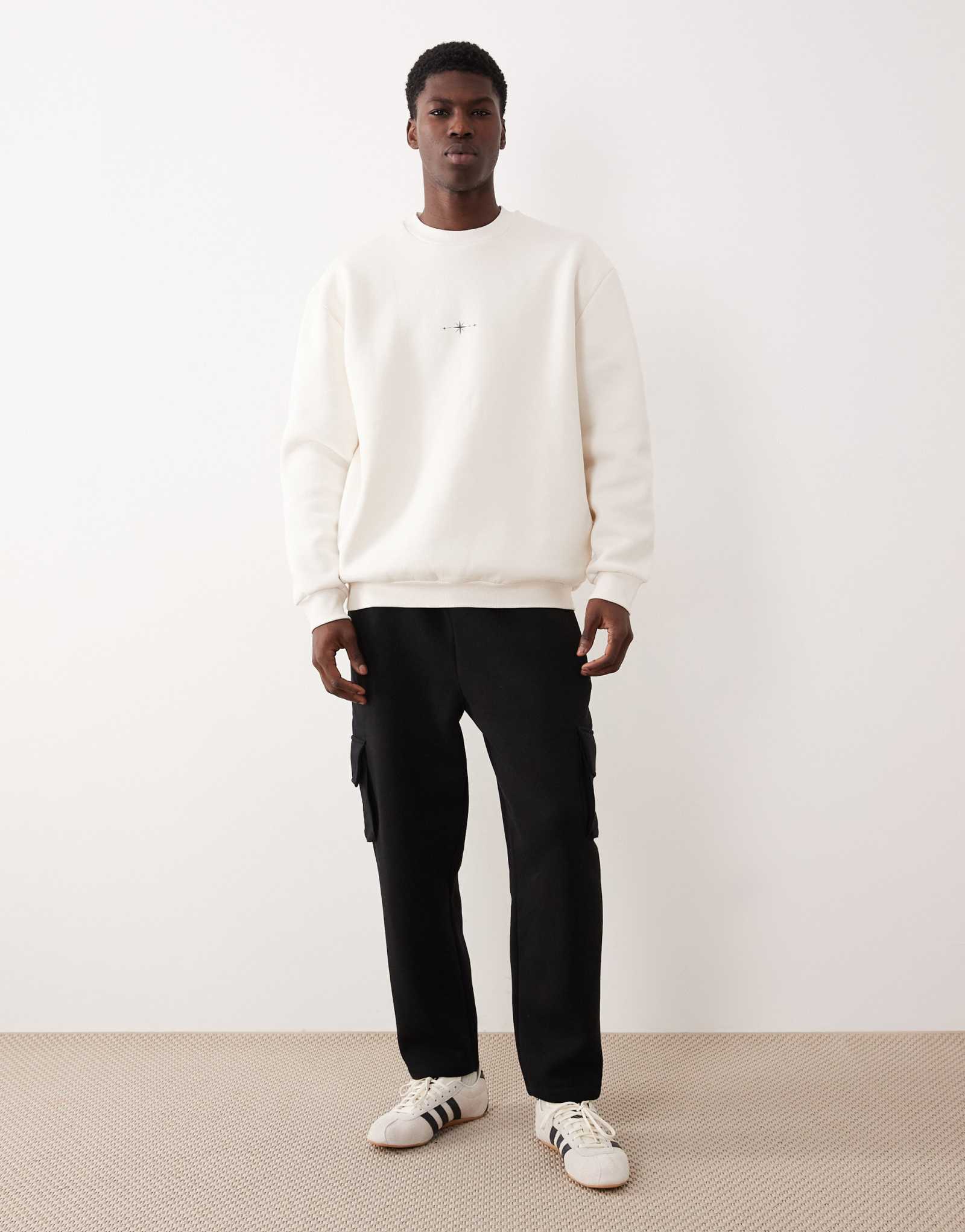 Зауженные спортивные брюки-карго черного цвета от ASOS DESIGN