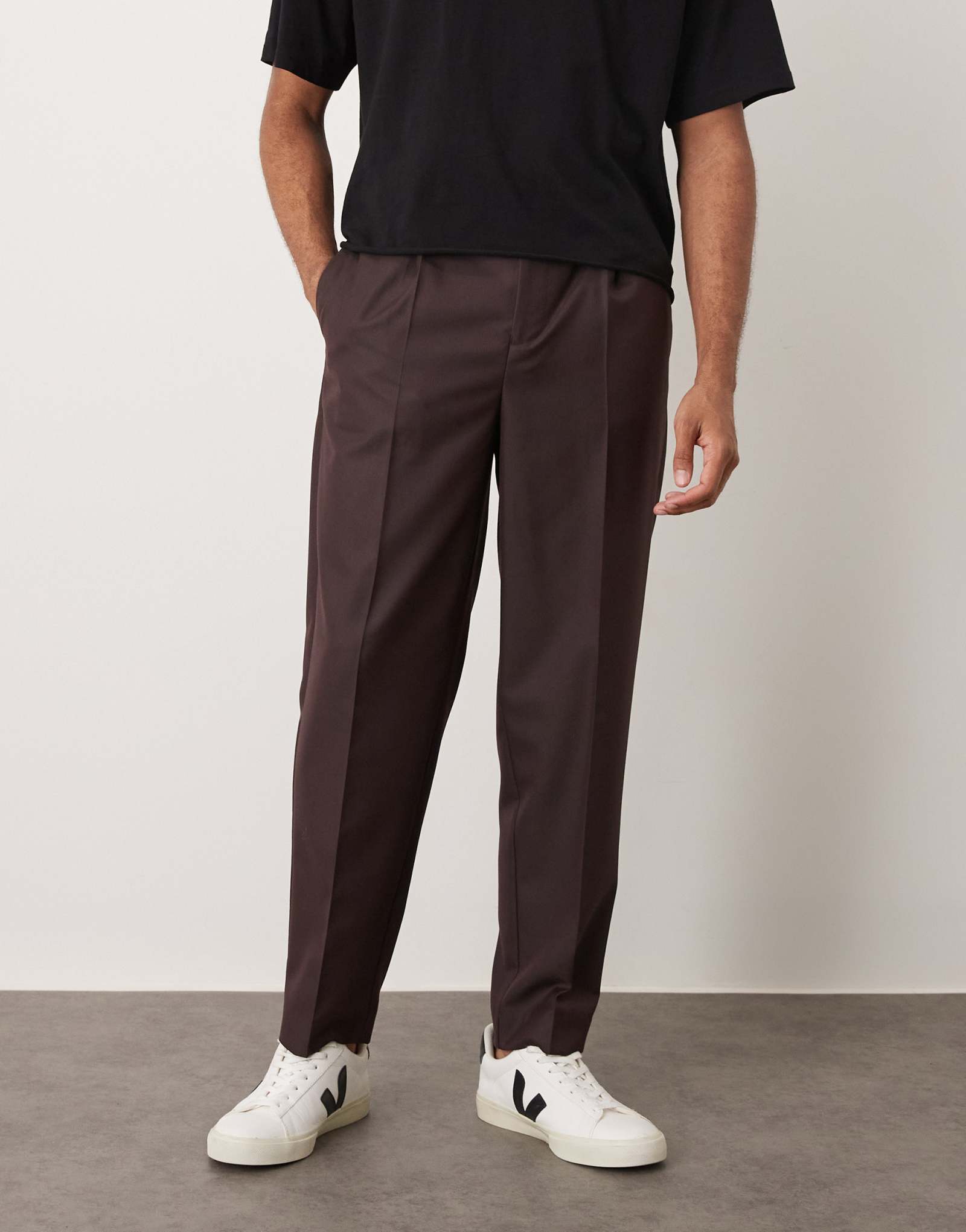 Дизайнерские зауженные брюки ASOS с микротекстурой бордового цвета