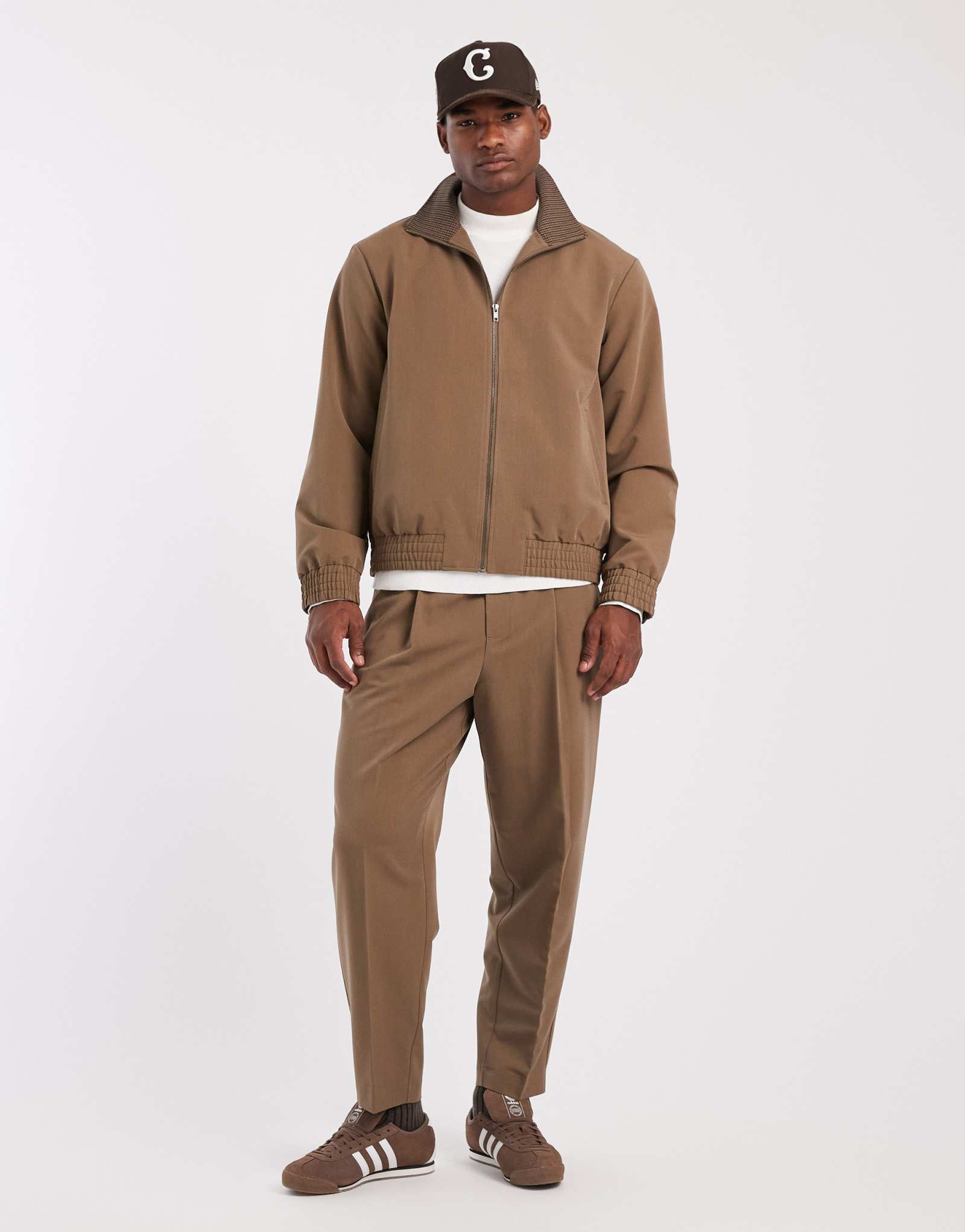 Дизайнерские зауженные брюки ASOS с эластичным поясом коричневого цвета - часть комплекта