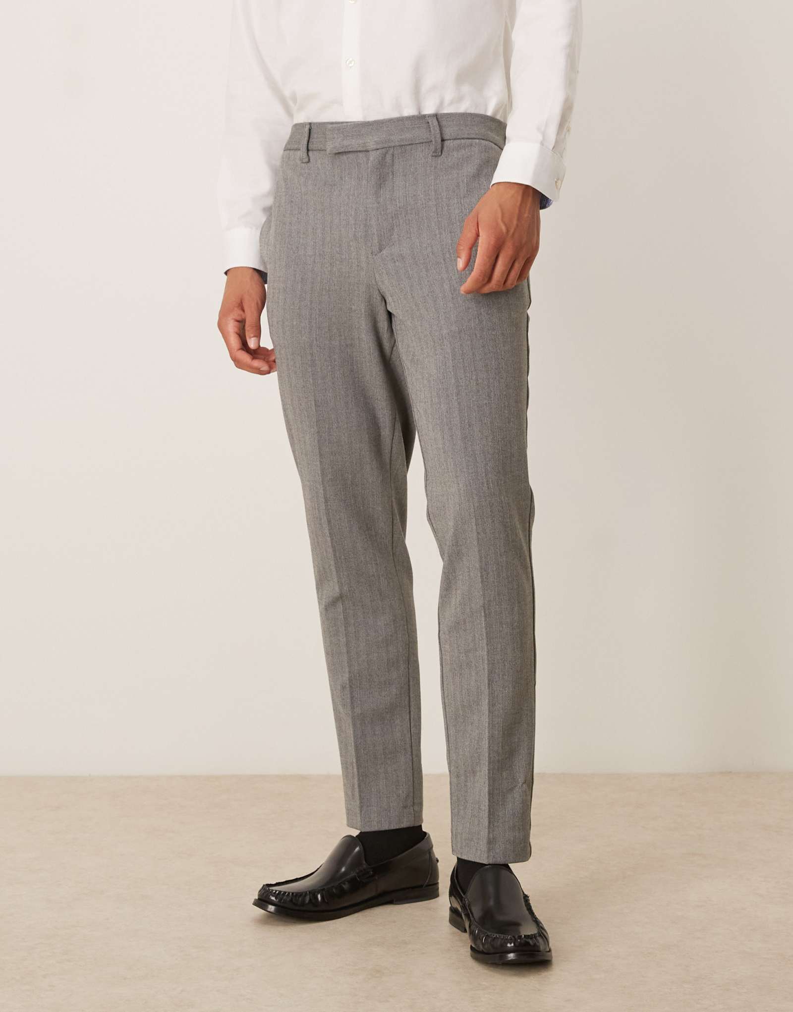 Элегантные шерстяные брюки в елочку зауженного кроя от ASOS DESIGN серого цвета