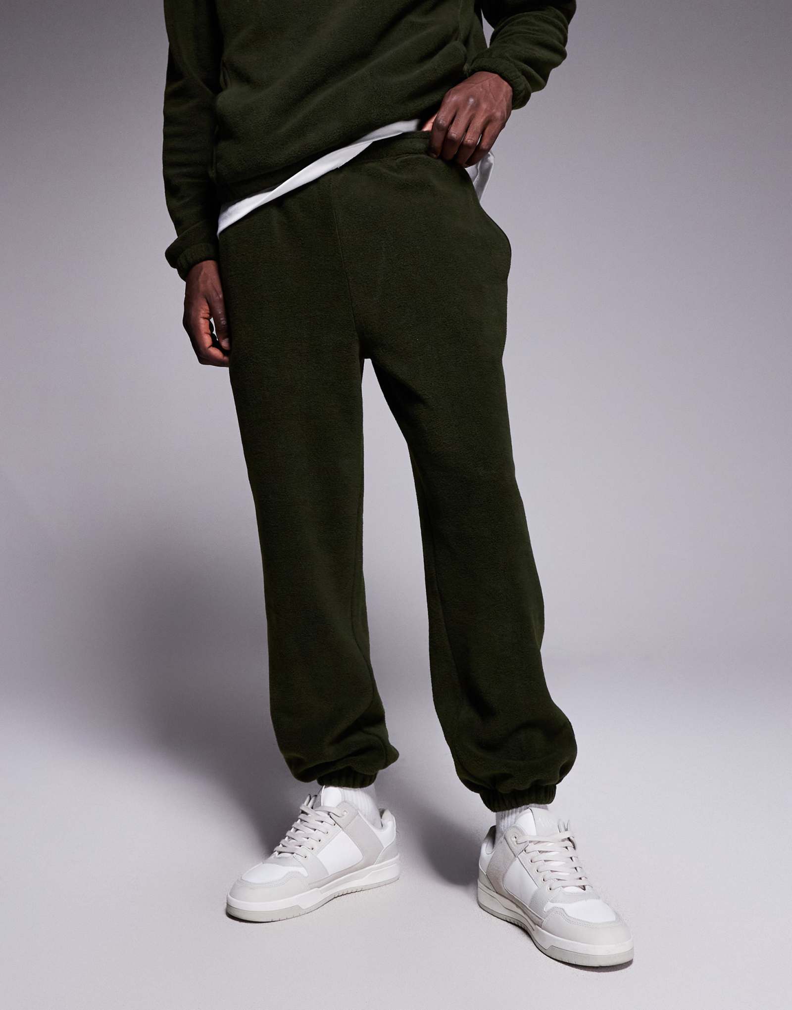Зауженные флисовые спортивные брюки ASOS DESIGN зеленого цвета - часть комплекта