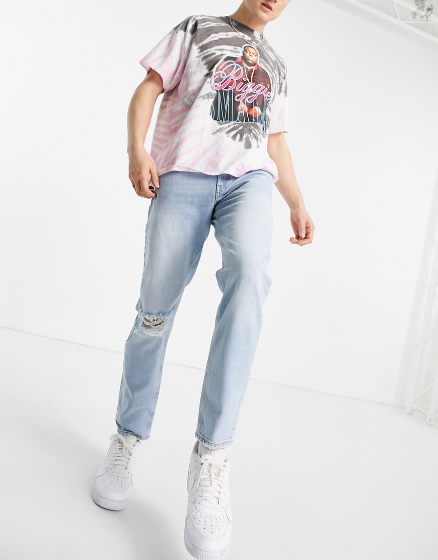 ASOS DESIGN tapered jeans in light wash blue with knee rip-Blues