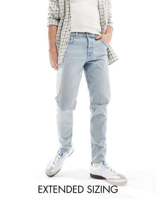 ASOS DESIGN - Tapered jeans med flænger i lyseblå vask