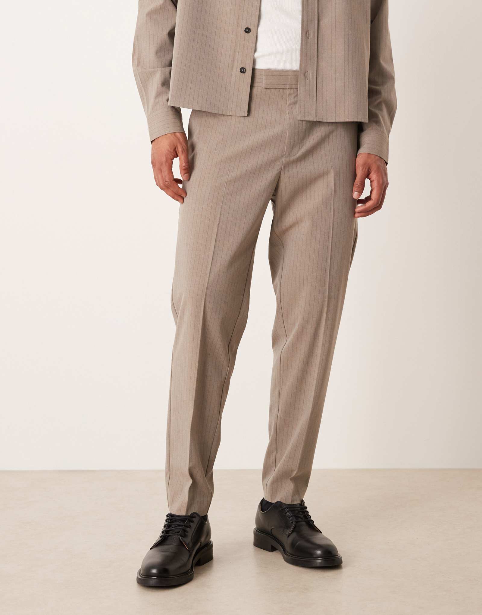 Дизайнерские зауженные брюки ASOS в бежевую полоску - часть комплекта