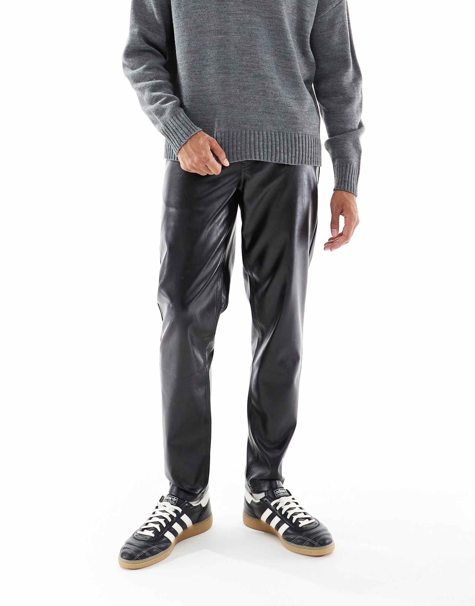 Дизайнерские зауженные брюки ASOS из черной искусственной кожи