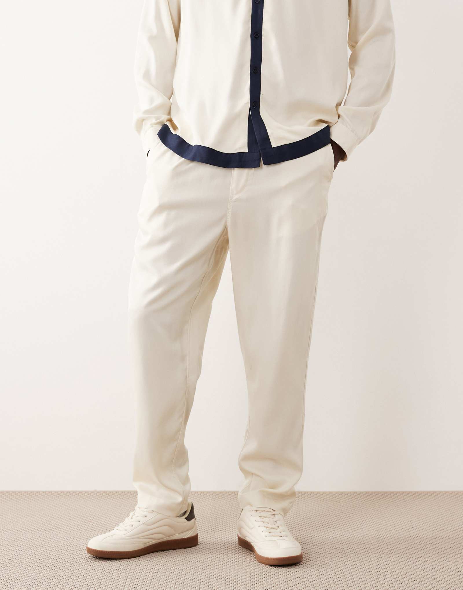 Дизайнерские зауженные брюки ASOS кремового цвета - часть комплекта