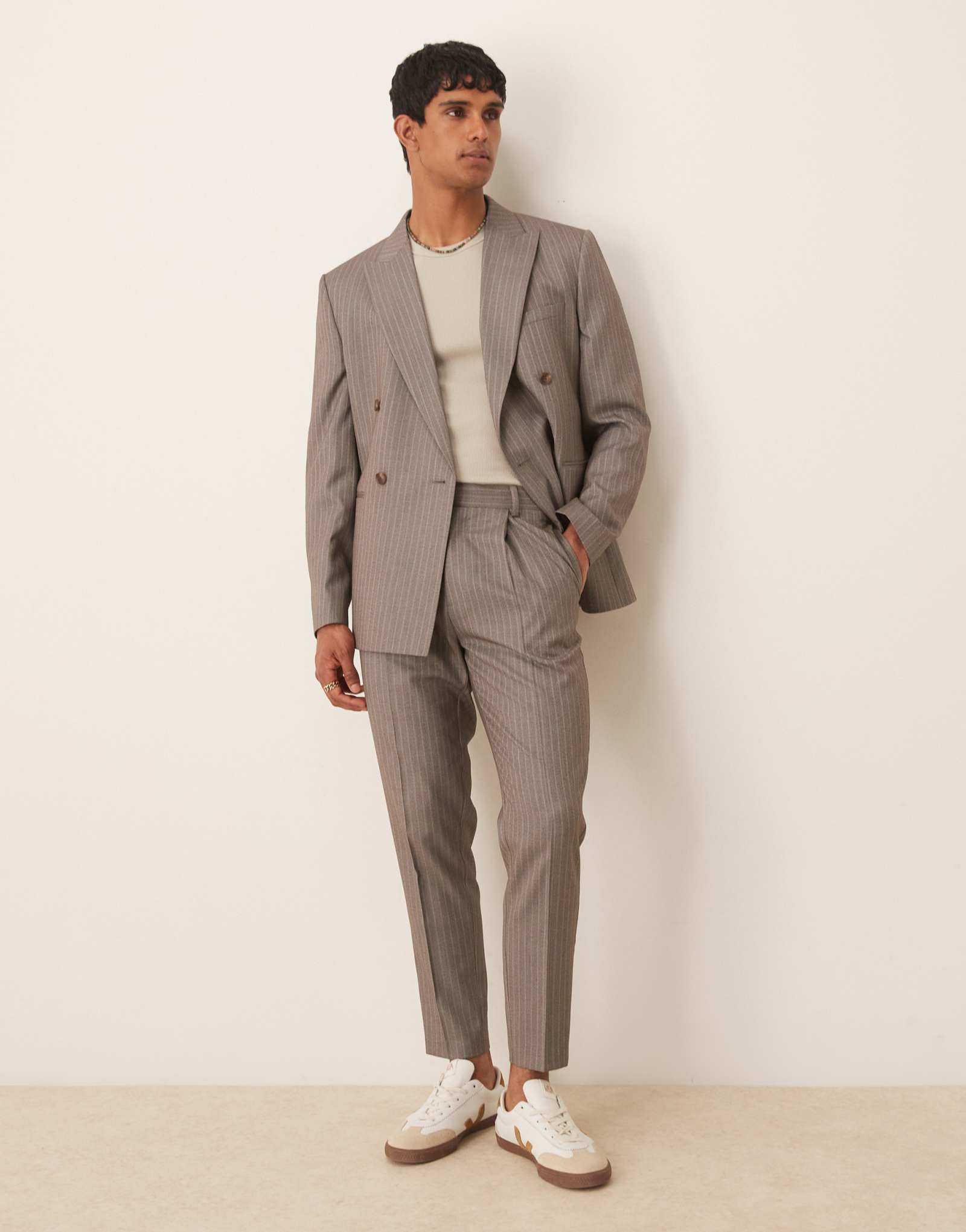 Зауженный пиджак от ASOS DESIGN из коричневой саржи в тонкую полоску