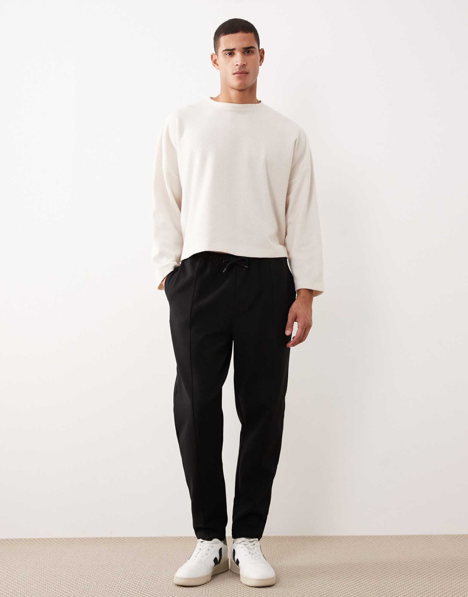 Дизайнерские спортивные брюки ASOS зауженного кроя с защипывающейся вытачкой черного цвета