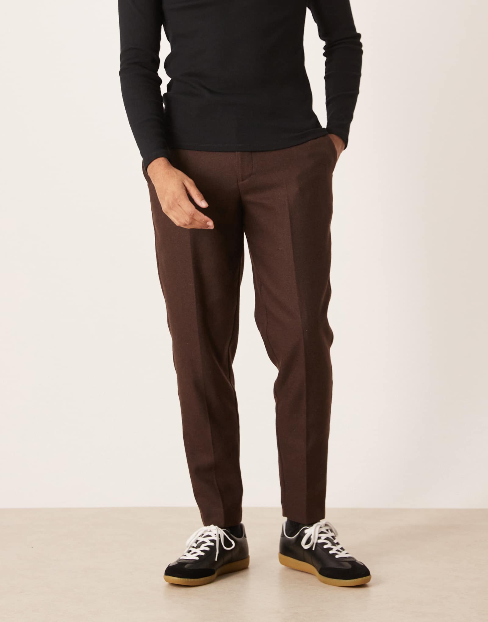 Дизайнерские зауженные брюки из смеси шерсти ASOS темно-коричневого цвета