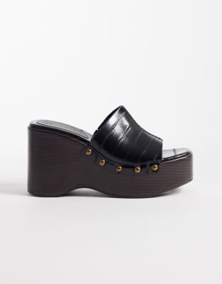 ASOS DESIGN - Tara - Sandalen in Schwarz mit Keilabsatz und Lackoptik
