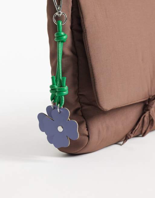 ASOS DESIGN – Taschenanhänger mit Blumendetail, 2 von 3