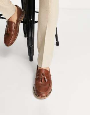  tassel loafers in tan leather with natural sole