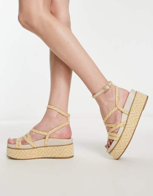 ASOS DESIGN – Taurus – Riemchen-Sandalen in Senfgelb gemischt mit flacher Plateausohle, 3 von 4
