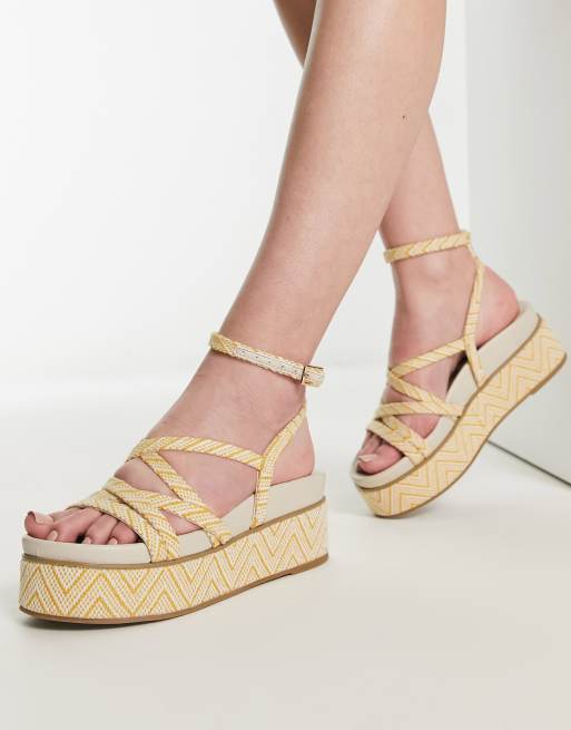 ASOS DESIGN – Taurus – Riemchen-Sandalen in Senfgelb gemischt mit flacher Plateausohle, 4 von 4